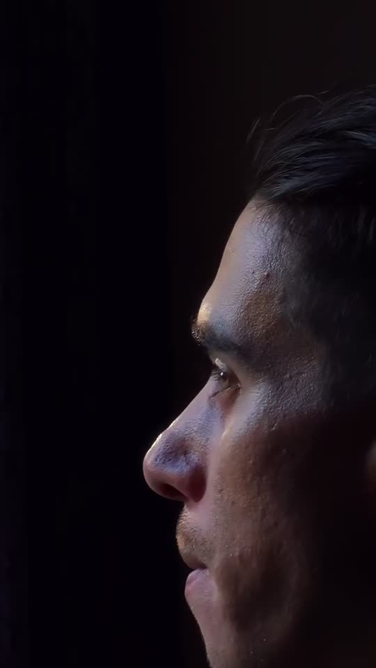 Pieza cinematográfica junto a una ventana
